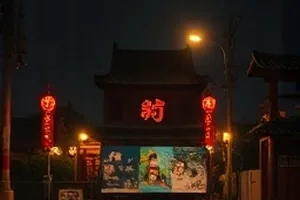 南岸旧事封面，老式居民楼与晾在窗外的被单