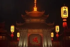 第七封信封面，信封与旧式打字机的桌面特写